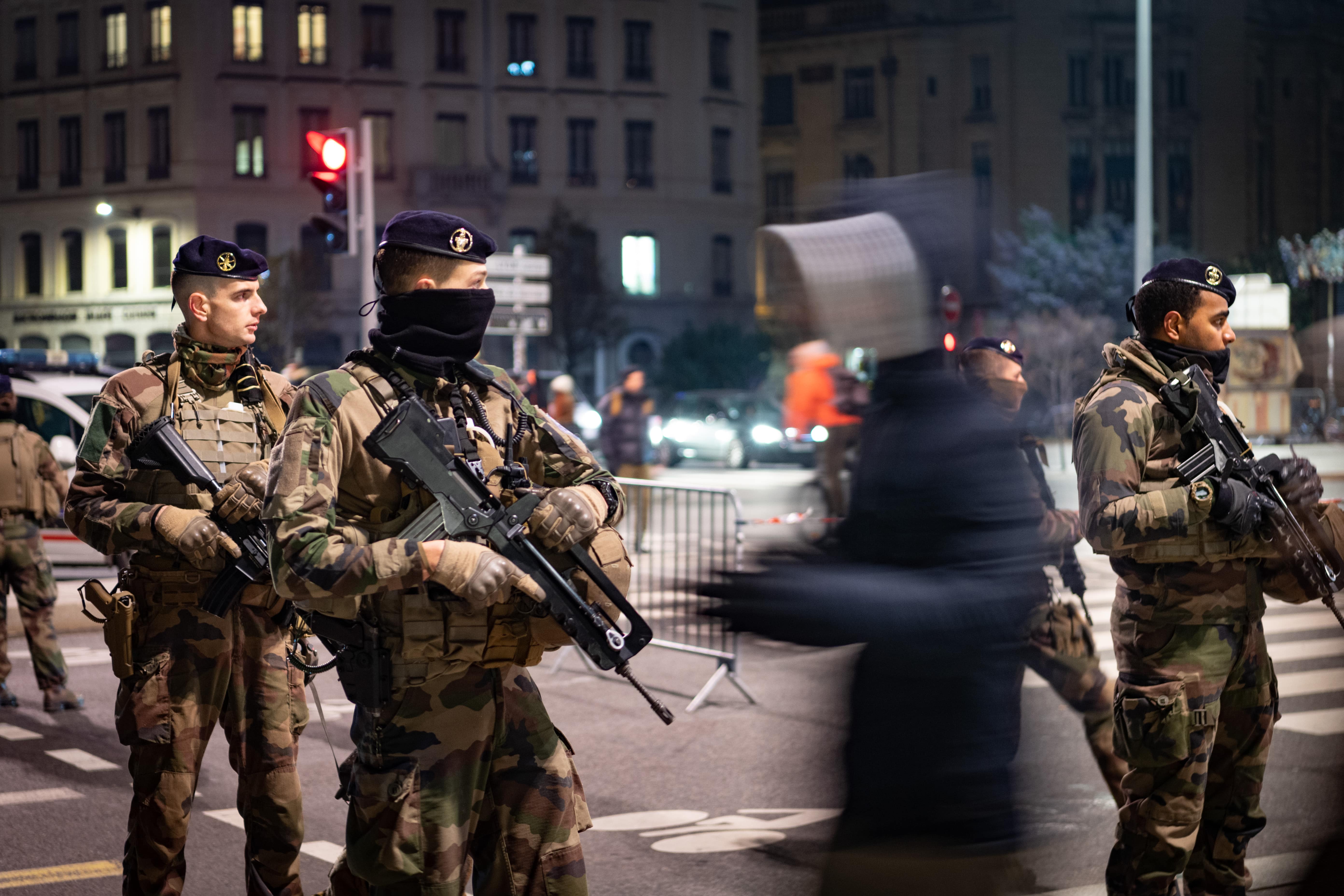 Soldats en patrouille dans le cadre de l'opération Sentinelle